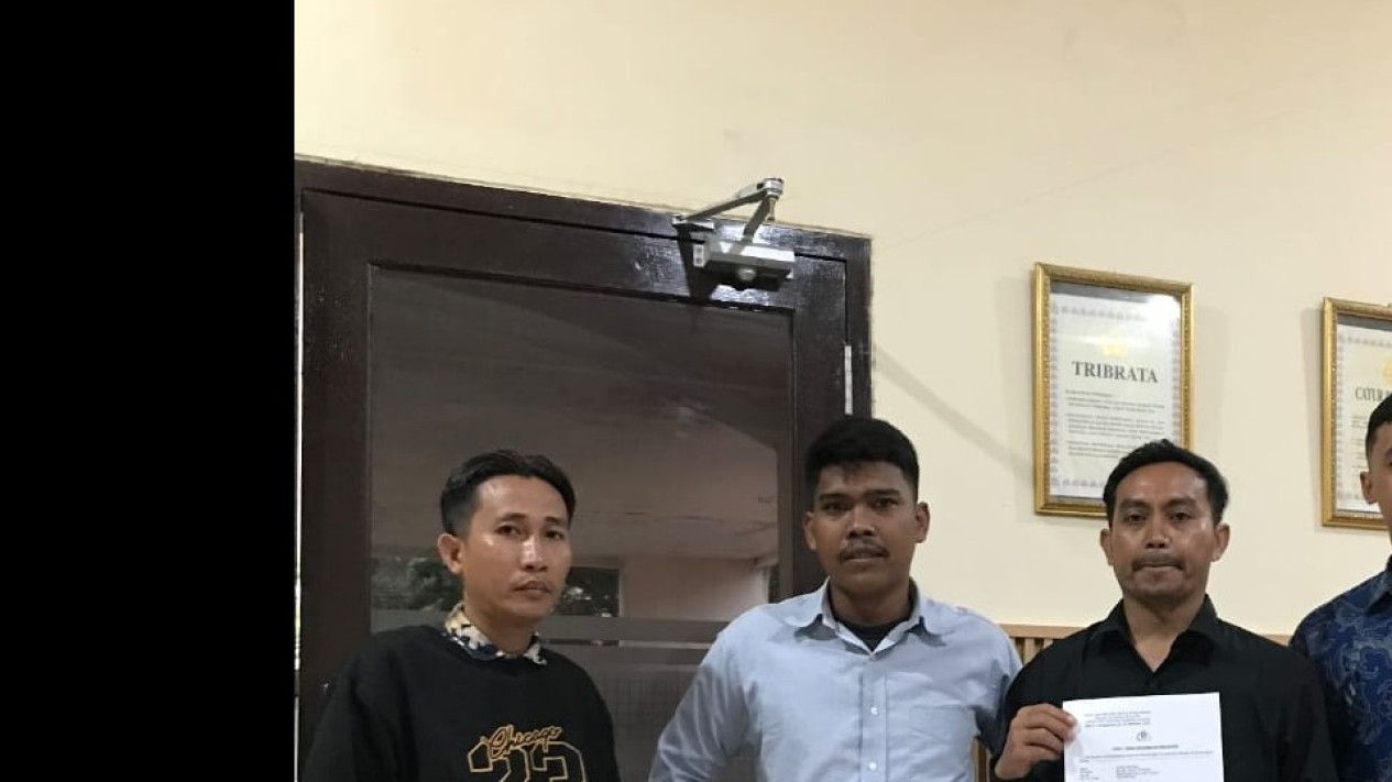 Roy Suryo Cs Kembali Dilaporkan ke Polda Sulsel
            - galeri foto