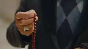 Ilustrasi membaca dzikir pengganti shalat Tahajud