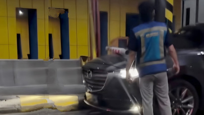 Naik Mobil Mewah Mazda CX-5, Pengemudi Ini Tak Bayar Tol Rp.6.000, Malah Tabrak Portal Lalu Tancap Gas
