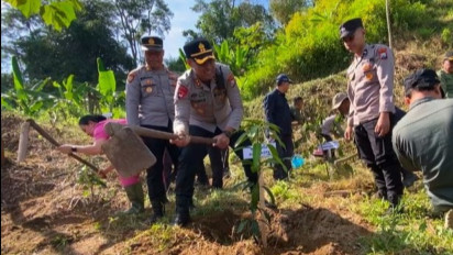 Akhiri Kerusakan, Kapolres Blitar Kota dan Forkopimda Hijaukan Bekas Tambang Ilegal Kali Bladak