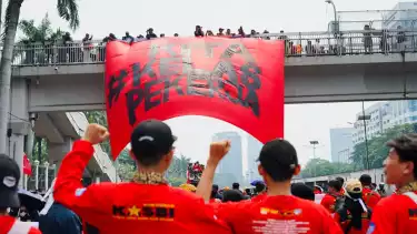 Ratusan buruh turun ke jalan pada perayaan Mayday di depan Gedung DPR/MPR, Kamis 1 Mei 2025.