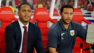 Pelatih Timnas Indonesia, Patrick Kluivert dan asistennya, Denny Landzaat.
