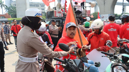 Polwan Bagikan Makanan ke Massa May Day di Pelabuhan Tanjung Priok