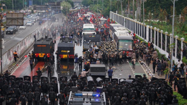 Bubarkan Massa Aksi May Day 2025, Polisi Gunakan Water Canon dan Bawa Pentungan