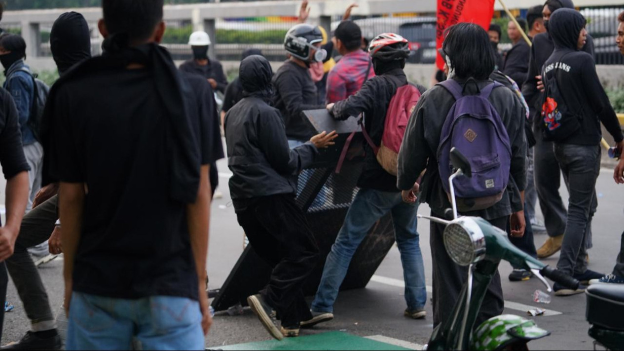 Polisi Tangkap 13 Orang yang Diduga Anarkis Dalam Aksi Buruh di Depan Gedung DPR, Lempari Pengguna Tol Pakai Batu
            - galeri foto