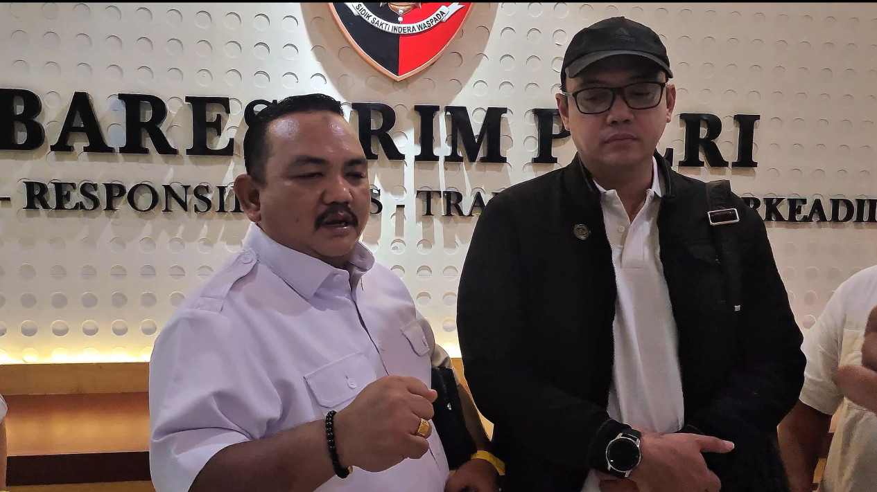 Sandy Tumiwa Laporkan Akun @bengkeldodo ke Mabes Polri soal Penghinaan Presiden
            - galeri foto