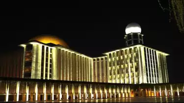 Suasana Masjid Istiqlal di malam hari