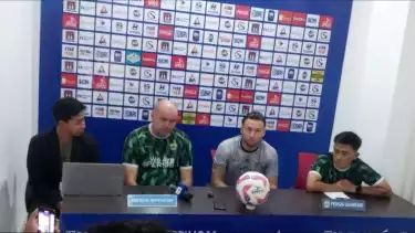 Pelatih Persib Bandung Bojan Hodak dan kapten Marc Klok