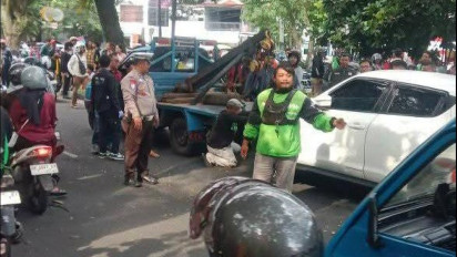 Tabrak Lari di Dinoyo, Mahasiswi Pengemudi Nissan Juke Putih Panik Tak Mau Keluar dari Mobil