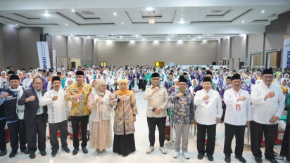 Gubernur Khofifah Lepas Kloter Pertama Embarkasi Surabaya, Titip Doa Jatim Aman