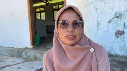 Kisah Bu Guru Baisa dari Pulau Rinca, 21 Tahun Mengajar sambil Menjaga Murid dari Komodo