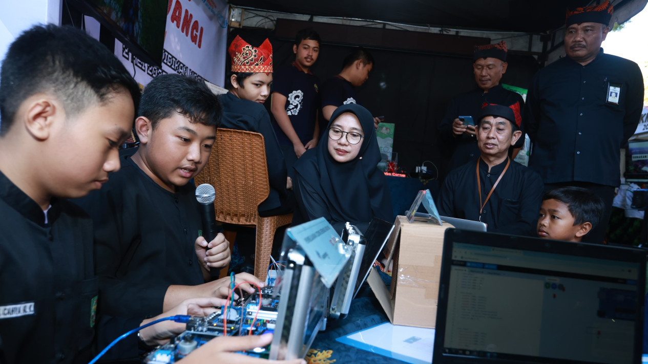 Hari Pendidikan Nasional, Bupati Ipuk Tekankan Pendidikan Karakter di Sekolah
            - galeri foto