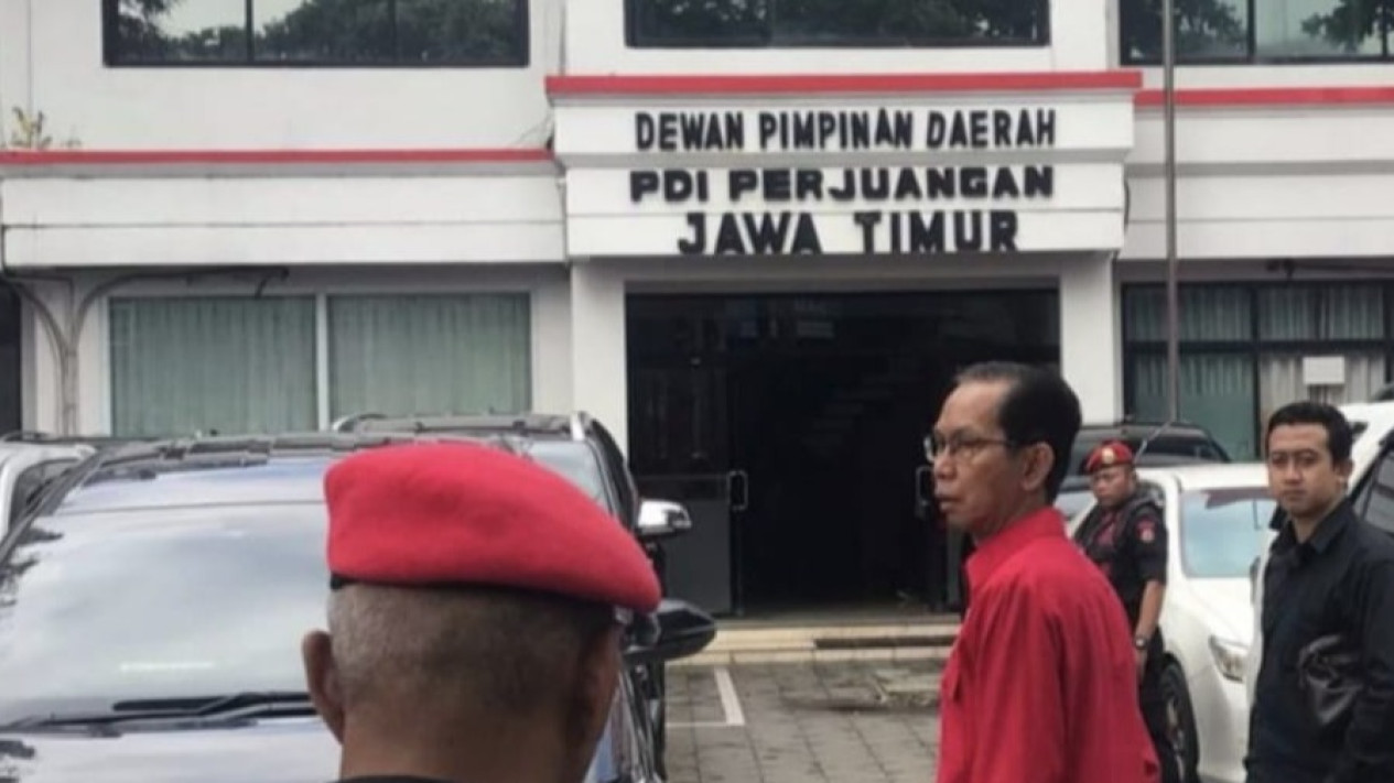Ketua DPD PDIP Jawa Timur Ungkap Adi Sutarwijono Dicopot dari Jabatan Ketua DPC PDIP Surabaya
            - galeri foto