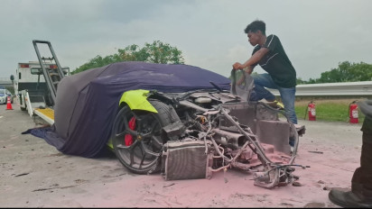 Mobil Lamborghini Ringsek Usai Tabrak Ignis di Tol Jombang-Mojokerto