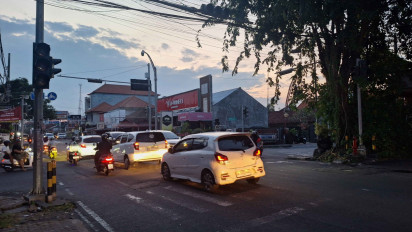 Diduga Akibat Gangguan Kabel Bawah Laut, Listrik di Bali Padam Total