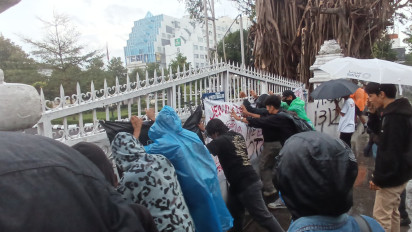 Peringatan Hardiknas di Yogyakarta Diwarnai Aksi Unjuk Rasa, Mahasiswa Dobrak Pagar Gedung DPRD DIY