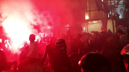 Pusat Kota Tasikmalaya Dipenuhi Bobotoh Persib yang Konvoi Ugal-ugalan hingga Kucing-kucingan dengan Aparat