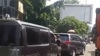 Diduga Rem Blong, Truk Tabrak Empat Mobil di Slipi