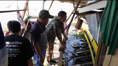 Tongkang Tabrak Permukiman di Sungai Musi, Enam Rumah dan Lima Perahu Rusak