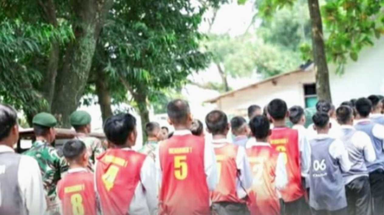 Penjelasan Dedi Mulyadi Soal Pengiriman Pelajar ke Markas TNI: Program Ini Memberikan Dampak Positif
            - galeri foto