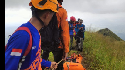Bertaruh Nyawa, Petugas Berhasil Evakuasi Mayat Pendaki Gunung Saeng Bondowoso