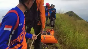 Petugas gabungan akhirnya berhasil mengevakuasi jenazah seorang pelajar asal Jember yang jatuh di Gunung Saeng Bondowoso pada Minggu (4/5).
