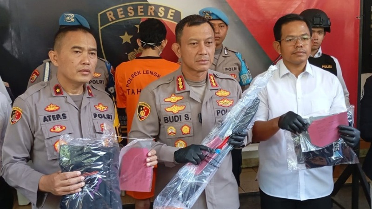 Tanpa Ada Ampun, Polisi Tangkap Begal Sadis yang Bacok Seorang Wanita di Bandung, Diancam Hukuman 12 Tahun Penjara
            - galeri foto