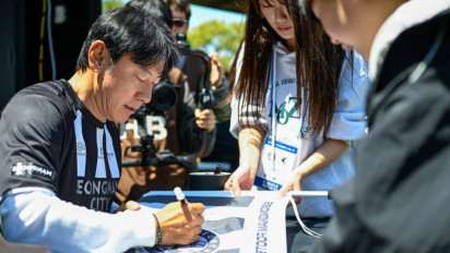 Sudah Tak Lagi Latih Timnas Indonesia, Shin Tae-yong Sibuk Bagi-bagi Tanda Tangan pada Fans di Korea Selatan