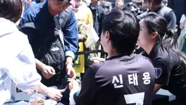 Shin Tae-yong bagi-bagi tanda tangan