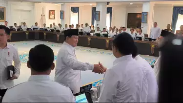 Presiden Prabowo Subianto bersalaman dengan Hasan Nasbi