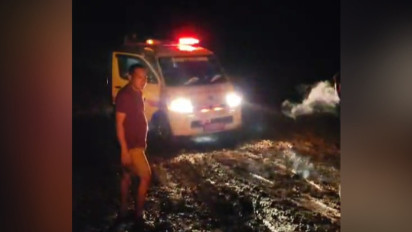 Viral, Mobil Pembawa Jenazah Terjebak Lumpur di Konawe Utara