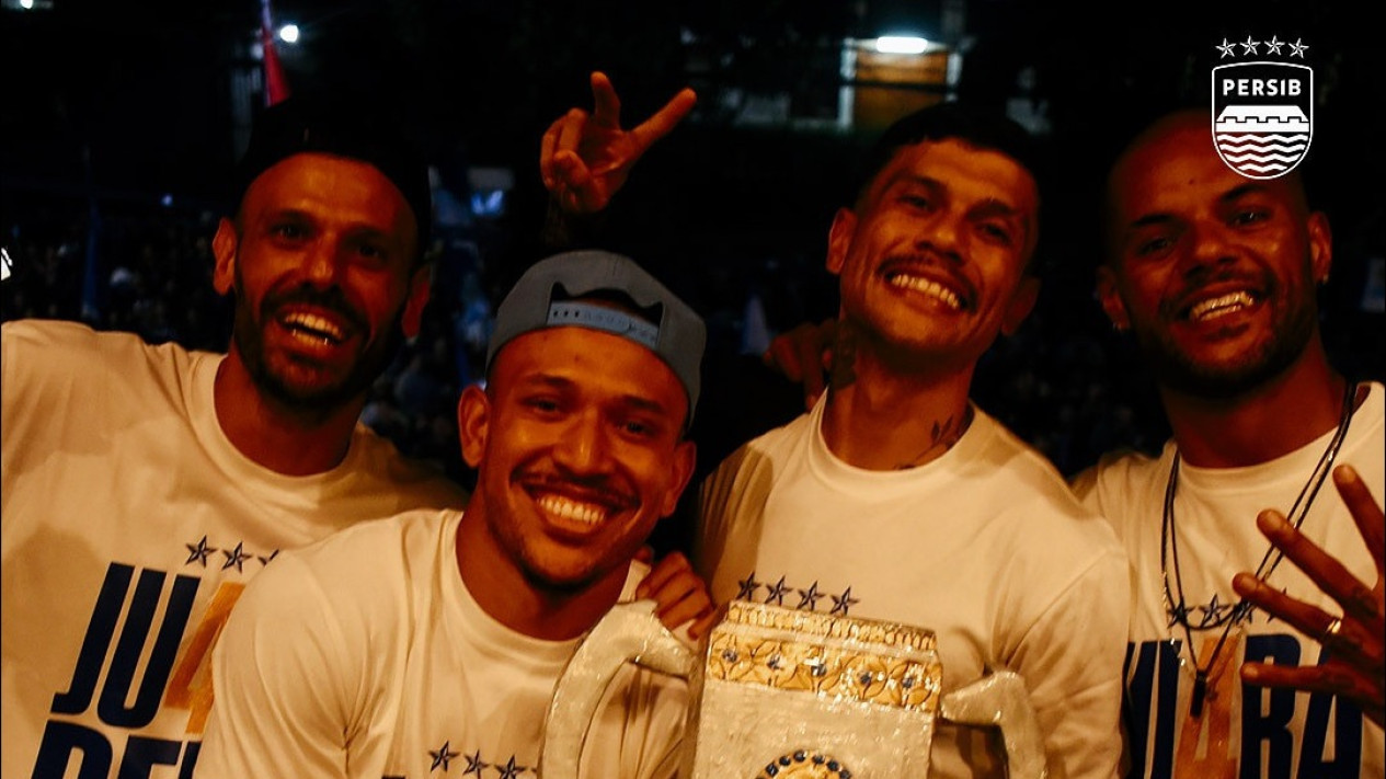 Reaksi Media Asing usai Persib Bandung Juara Liga 1 2024-2025, Soroti ‘Kegilaan’ Bojan Hodak di Pangeran Biru
            - galeri foto