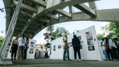 Unik! Mahasiswa UGM Gelar Pameran Foto di Bawah Jembatan