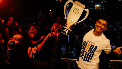 Sambil Menahan Haru, Ciro Alves Angkat Piala Di Depan Bobotoh Usai Persib Bandung Juara Liga 1 2024-2025: Juara 4 Deui!