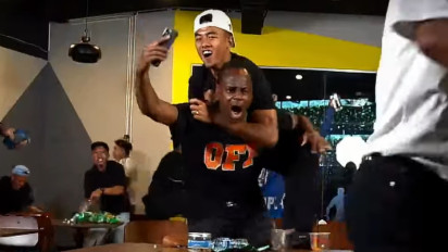 Pecah! Para Pemain Persib Bandung Lakukan Selebrasi Gila Saat Resmi Juara Liga 1: Kursi Terbalik, Kakang Cekik Victor Igbonefo