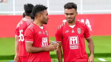 Dua pemain Timnas Indonesia, Yakob Sayuri dan Yance Sayuri saat sesi latihan Malut United