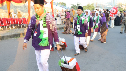 Pemberangkatan Ribuan Calon Jemaah Haji Asal Gresik Diwarnai Isak Tangis Keluarga