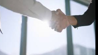 Kebiasaan Bersalaman Setelah Shalat, Apakah Wajib?