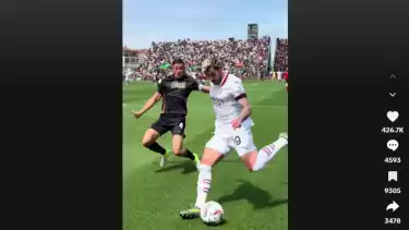 Jay Idzes ketika berduel dengan bek AC Milan, Theo Hernandez.