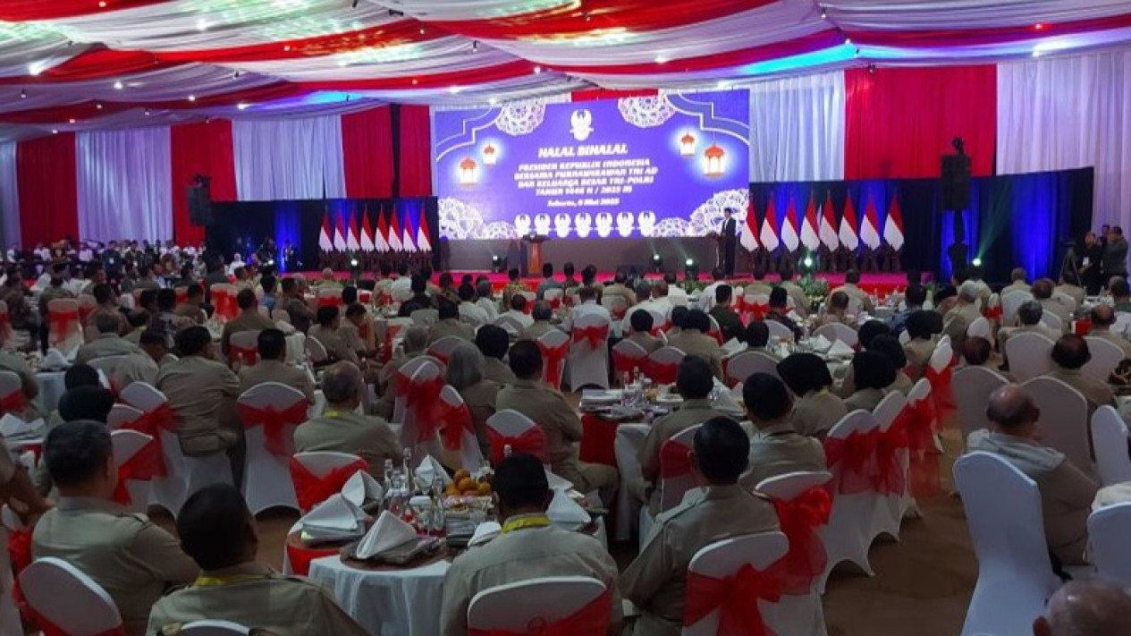 Prabowo Hadiri Halal Bi Halal Purnawirawan TNI-Polri, Presiden Duduk Satu Meja dengan Wapres ke-6 RI Try Sutrisno
            - galeri foto