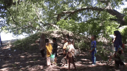"Ibu Guru Baisa", 21 Tahun Mendidik dan Menjaga Murid dari Komodo