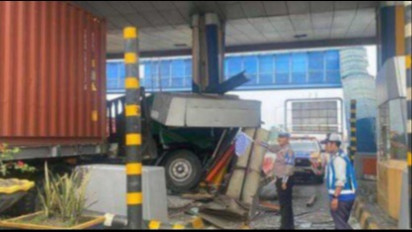 Diduga Lelah dan Mengantuk, Truk Trailer Hantam Gardu Tol Waru Sidoarjo
