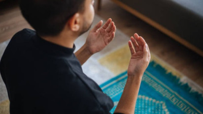 Cara Agar Rezeki Mengalir Deras dan Tidak Terputus, Rutin Bacakan 5 Doa Ini