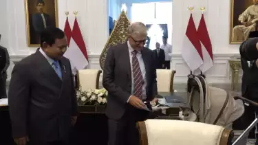 Momen Bill Gates memberi hadiah kepada kucing Bobby Kertanegara.