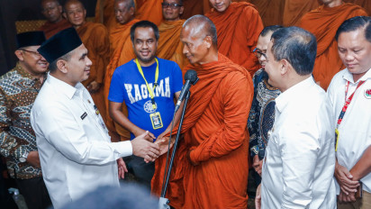 Bhikku Thudong Tiba di Semarang, Lanjut Jalan Kaki Menuju ke Borobudur untuk Rayakan Waisak