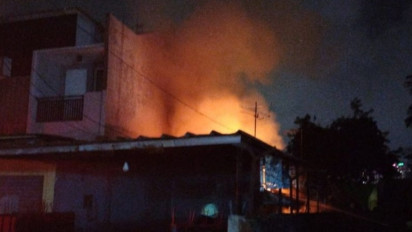 Kebakaran Melanda Gudang Perlengkapan Dekorasi Pernikahan di Kebon Jeruk, Lima Unit Branwir Diterjunkan
