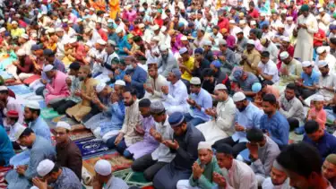 Ilustrasi jemaah shalat Jumat berdoa setelah sesi khutbah Jumat