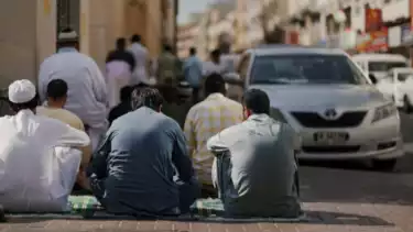 Ilustrasi mendengar naskah khutbah Jumat