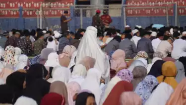 Ilustrasi jemaah shalat Id mendengar khutbah Idul Adha
