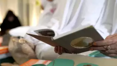 Ilustrasi membaca Al-Quran saat ibadah haji